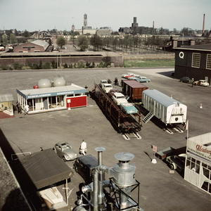 883118 Gezicht op de stand van de Nederlandse Spoorwegen met goederenmaterieel op het terrein van de Jaarbeurs achter ...